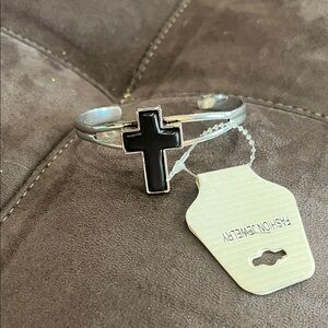 Fashion Jewelry Silver Cuff with Black Cross